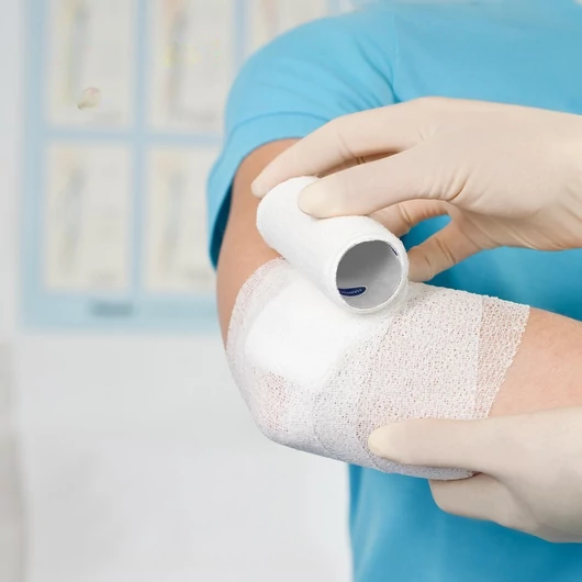 Peha-haft® easy öntapadó kötésrögzítő pólya (8 cm x 4 m; 1 db)